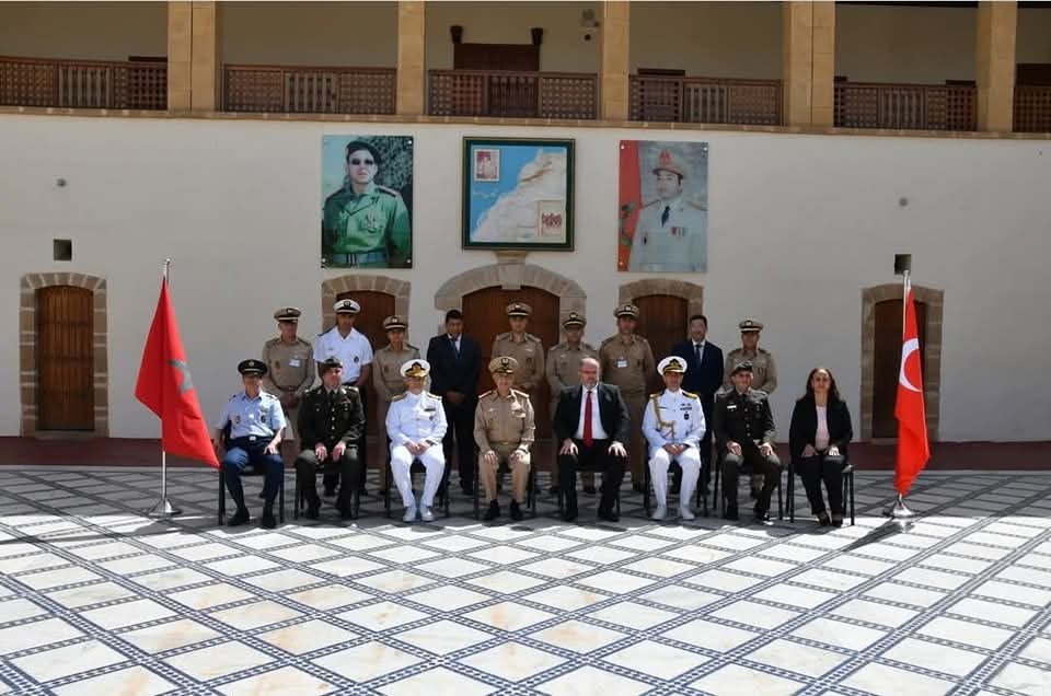 وفد من كلية الدفاع الوطني التركي يزور مديرية التاريخ العسكري ويطلع على ملحمة وادي المخازن